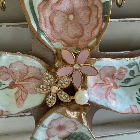 Real Oyster Shell Cross Wall Hanging - Picture 2 of 4